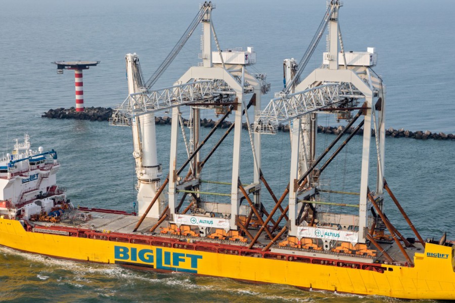 Happy Sky transports two oversized STS container cranes